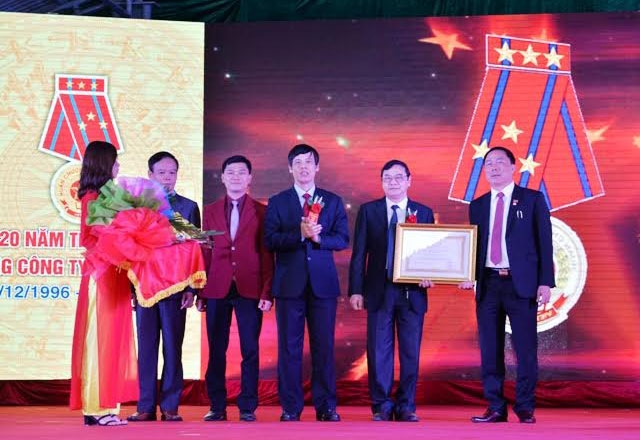 Thanh Hóa: Tổng công ty Cổ phần Hợp Lực Thanh Hóa đón nhận Huân chương lao động hạng nhất