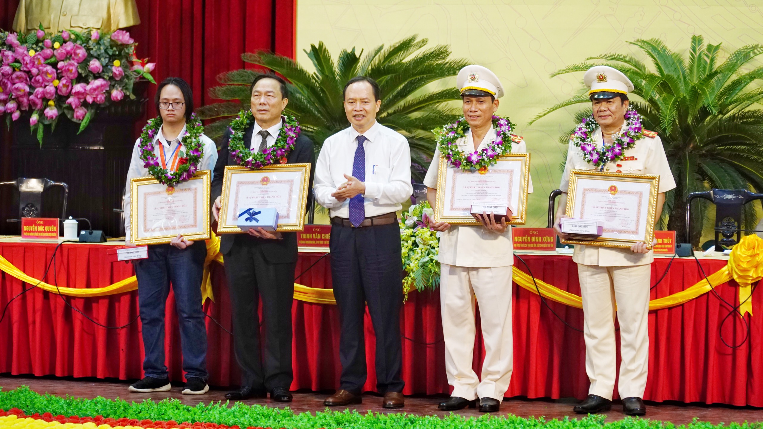 Vinh danh Doanh nhân Nguyễn Văn Đệ “Vì sự phát triển Thanh Hoá”