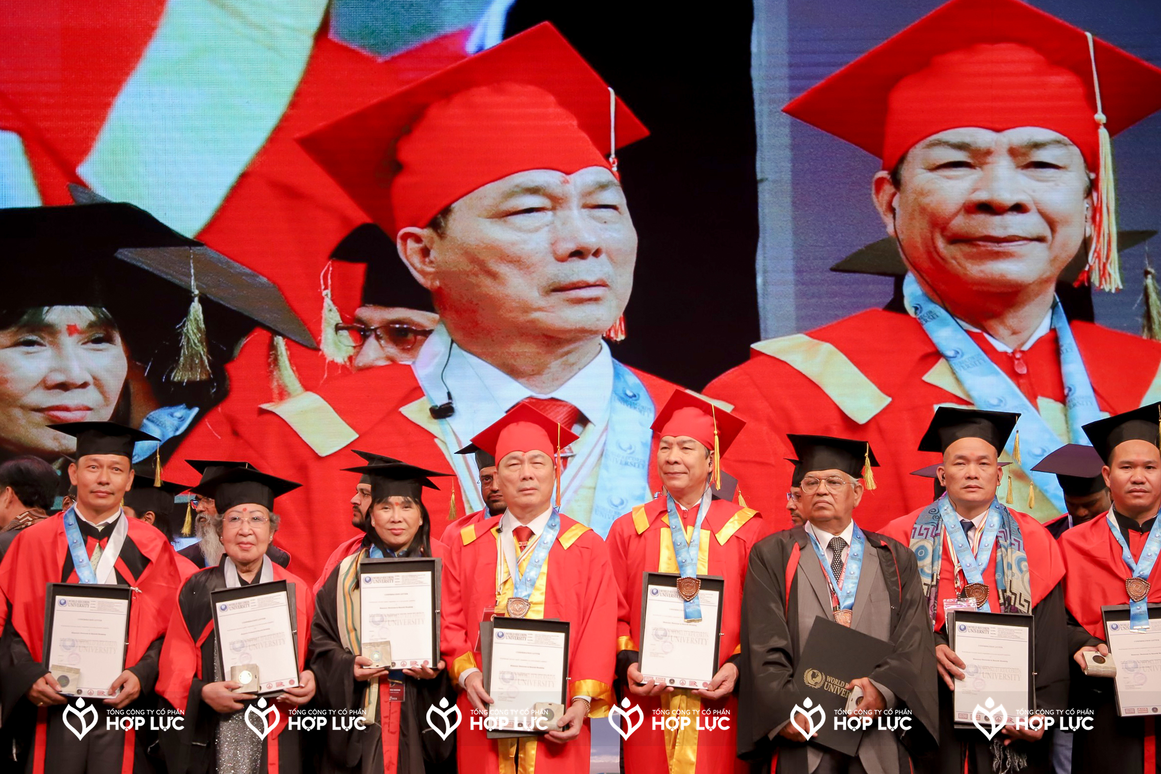 GS.TS Nguyễn Văn Đệ chính thức nhận bằng công nhận chức danh Giáo sư của Viện Đại học Kỷ lục Thế giới