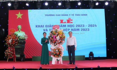 GS.TS Nguyễn Văn Đệ trao tặng quỹ học bổng cho sinh viên Trường cao đẳng Y tế Thái Bình