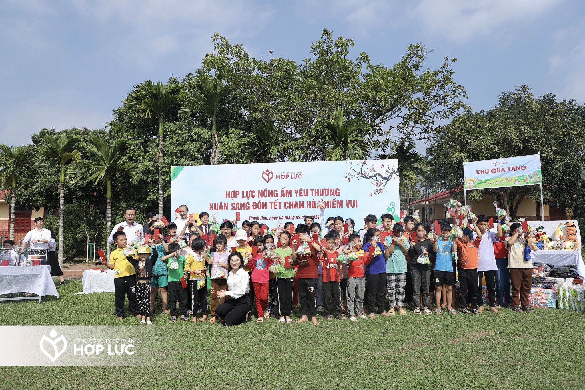 THĂM, CHÚC TẾT & TẶNG QUÀ CHO TRẺ EM TẠI LÀNG TRẺ SOS THANH HÓA