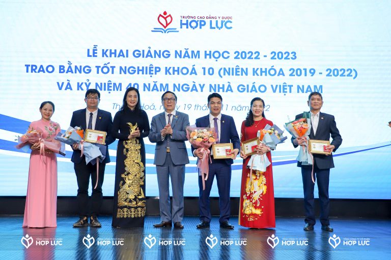 Hop Luc College of Medicine and Pharmacy held the opening ceremony of the 2022-2023 school year and awarded graduation certificates to students of the 10th course.