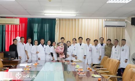 TRAO TẶNG HUY HIỆU 40 NĂM TUỔI ĐẢNG CHO ĐỒNG CHÍ LÊ QUỐC HUY – ĐẢNG VIÊN CHI BỘ 1, NGUYÊN PHÓ GIÁM ĐỐC BỆNH VIỆN ĐA KHOA HỢP LỰC